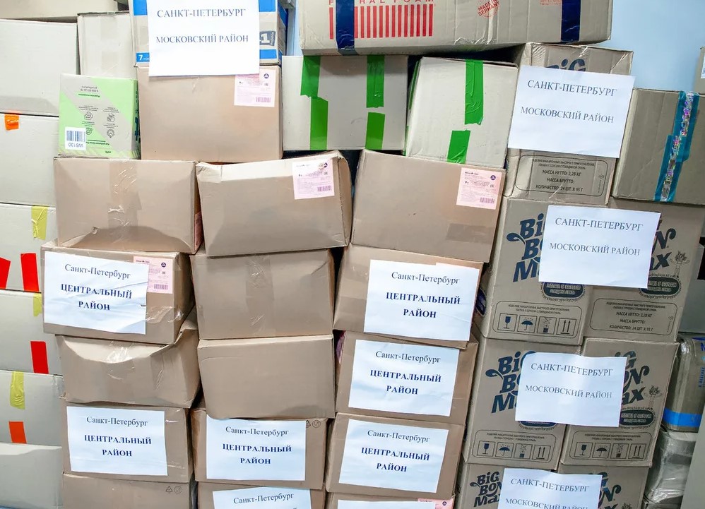 На фото коробки с гуманитарной помощью собранную волонтёрами СПБ для жителей Донбасса и мобилизованным.