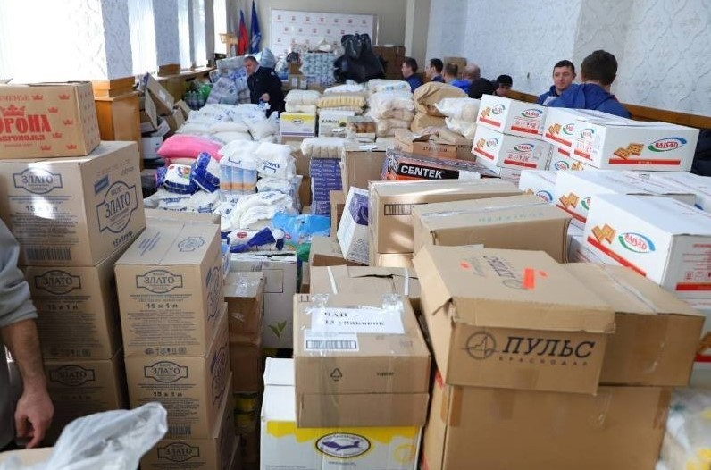 На фото волонтёры нижегородцы организовали склад гуманитарной помощи Донбассу.