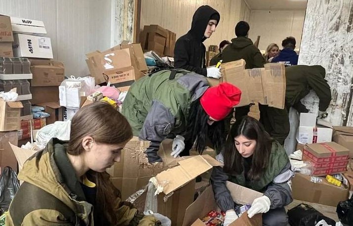 На фото волонтёры Мы Вместе в пункте гумпомощи раскладываю по коробкам медикаменты, обмундирование, продукты питания на Донбасс.