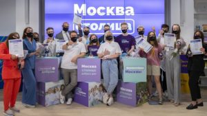 На фото волонтёры ОНФ фонда Победы штаба в Москве собрали гуманитарную помощь мобилизованным для фронта и детей на Донбассе.
