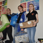 На фото волонтёры из добровольческой организации Народный фронт благотворительного фонда Победы готовят отправку гумпомощи на Донбасс.