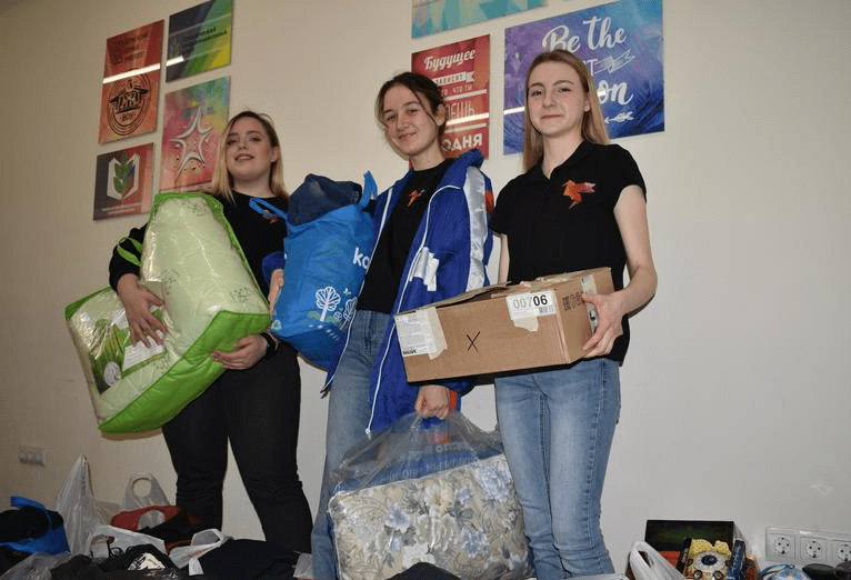 На фото волонтёры из добровольческой организации Народный фронт благотворительного фонда Победы готовят отправку гумпомощи на Донбасс.