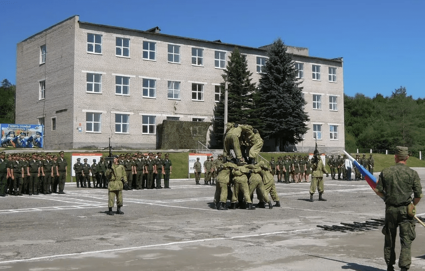 На фото военные из воинской части в/ч 36994 на плацу показывают свои навыки рукопашного боя, солдатам на спецоперации нужна гумпомощь.