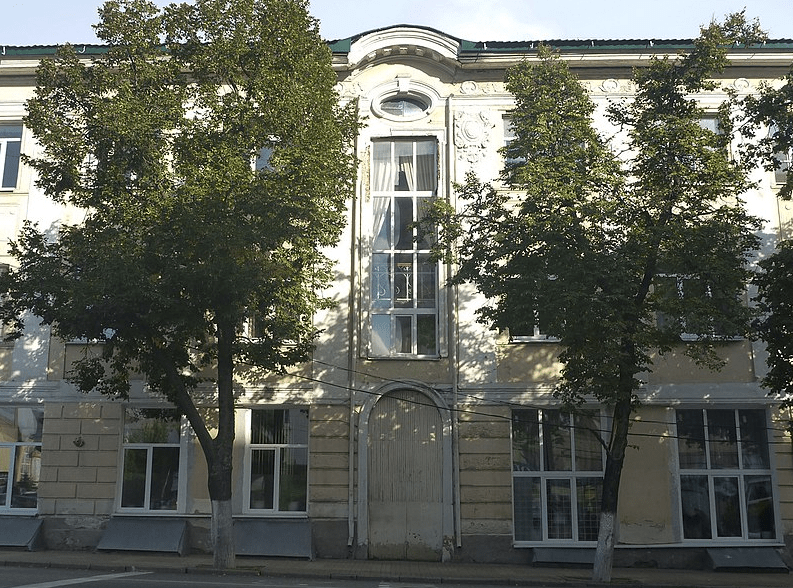 На фото здание военного госпиталя для раненых военнослужащих на спецоперации в г. Курске на улица Ленина, дом 25.