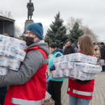 На фото волонтеры разгружают гумпомощь доставленную в Мариуполь из Ставрополья.