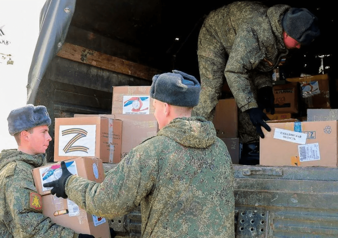 На фото бойцы на СВО получили гуманитарную помощь.